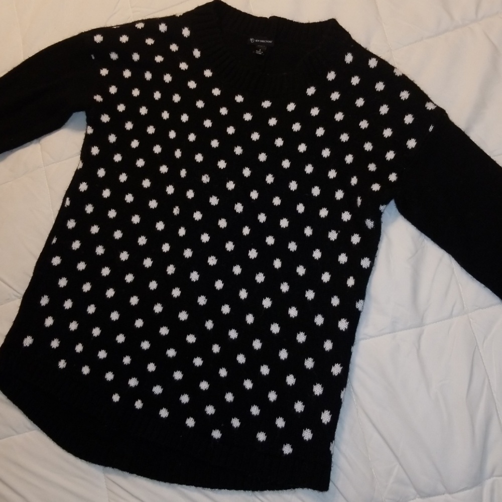 $5 ITEM. Black and white pockadot sweater